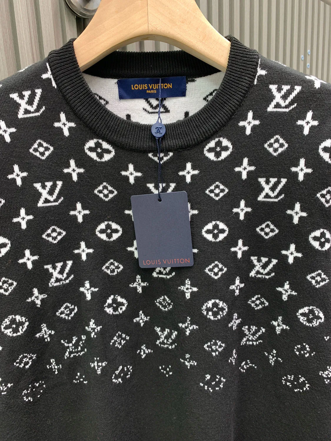 🅿️280 🀄️ LOUIS VUITTON/Louis Vuitton's new autumn and winter SE MONOGRAM gradient crew neck sweater, all-over gradient, collar chain bottom, fully hemmed (high-end) crew neck sweater, simple yet stylish retro, original custom-made high-weight double-ply fabric, the fabric feels solid, very high-quality to use, soft and delicate next to the body, very refined, showing taste, loose OS cut Original fabric that conforms to the current trend aesthetic. The same official style. It feels very comfortable. The latest counters in autumn and winter are synchronized. OS off-shoulder version is fashionable and individual. Super versatile and good-looking. The sweater is very suitable for both men and women. It has a tag, a collar label, and washed wheat. It has three complete labels.